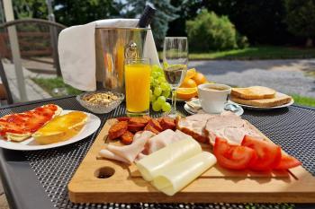 Castle-Račice-EFI-Hostinec-Konírna - breakfast at the castle